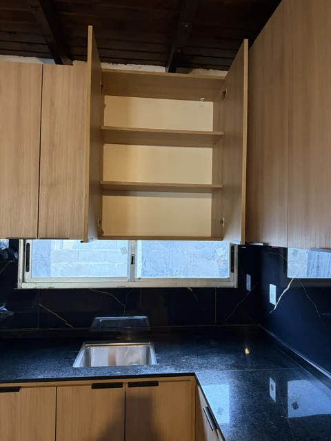 Aéreo con las puertas abiertas que muestra los estantes interiores sobre la pileta.