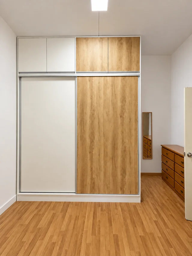 Placard con puertas corredizas en blanco y madera, baulera superior y perfiles de aluminio.